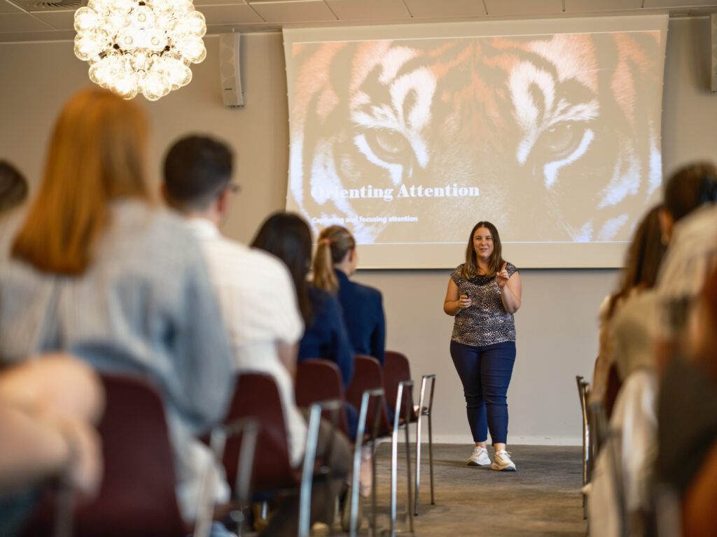 Emma Louth holder foredrag om fokus og fordybelse for et publikum