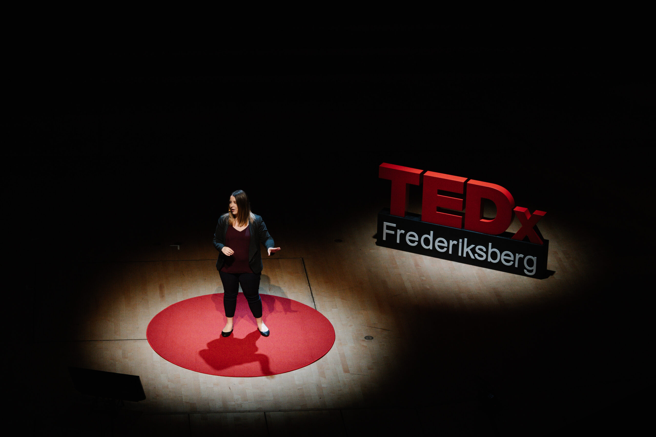 Neuroforsker og foredragsholder Emma Louth på scenen ved TEDx Frederiksberg